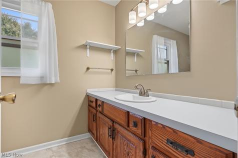 1056 Mohawk Trail SW Hartville OH 44632