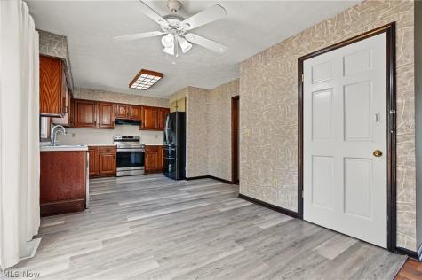 1056 Mohawk Trail SW Hartville OH 44632