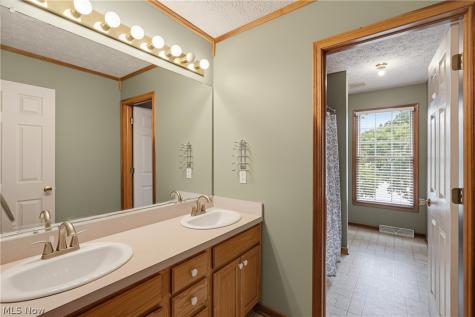 301 Aynesly Way Brunswick OH 44212