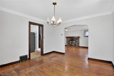 927 Englewood Road Cleveland Heights OH 44121