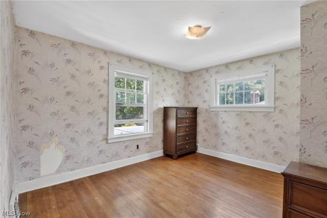 927 Englewood Road Cleveland Heights OH 44121