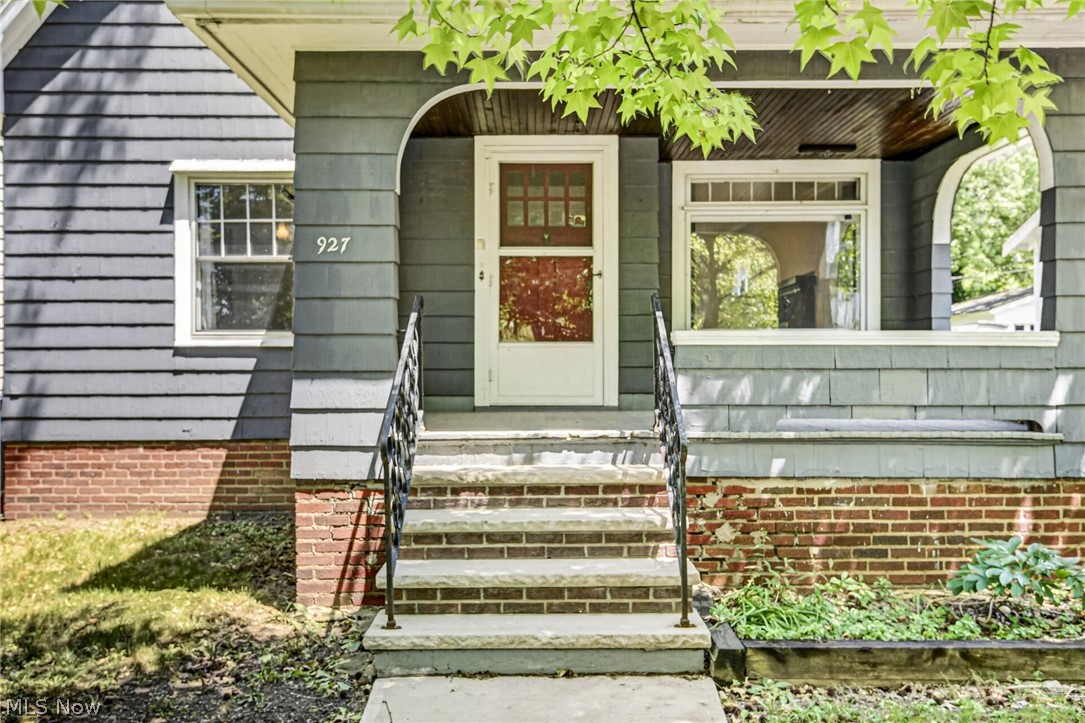 927 Englewood Road Cleveland Heights OH 44121
