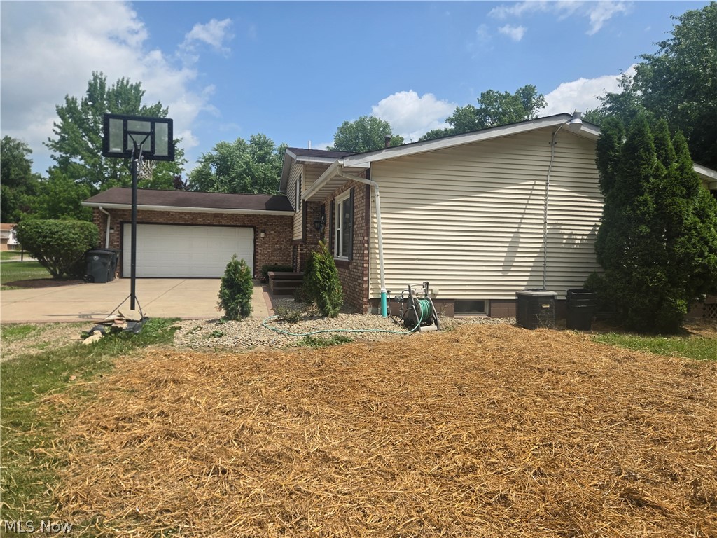 2042 Coit Drive NW Warren OH 44485