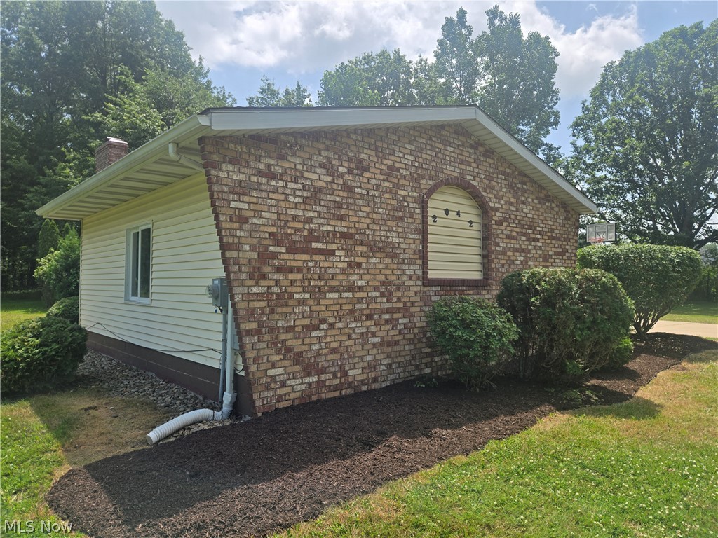 2042 Coit Drive NW Warren OH 44485