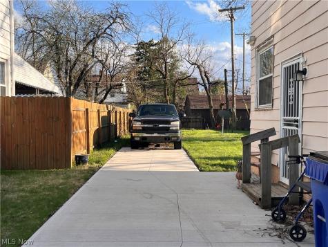 16512 Stockbridge Avenue Cleveland OH 44128