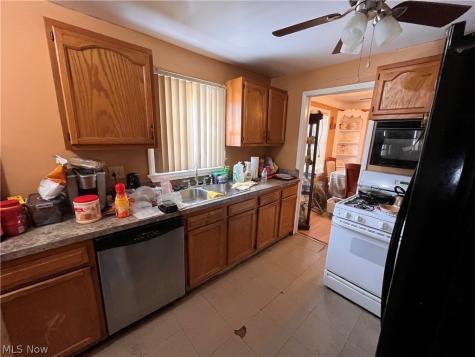 16512 Stockbridge Avenue Cleveland OH 44128