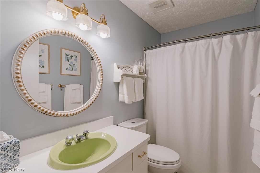 17091 Wing Road Chagrin Falls OH 44023