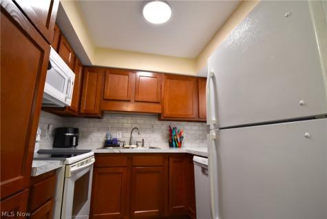 565 E Hopocan Avenue Barberton OH 44203