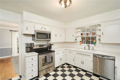 156 Melbourne Avenue Akron OH 44313