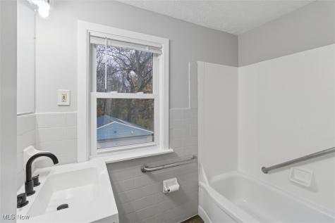 14104 Saybrook Avenue Cleveland OH 44105
