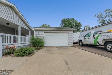 13390 Ravenna Avenue NE Hartville OH 44632