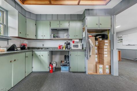 13390 Ravenna Avenue NE Hartville OH 44632