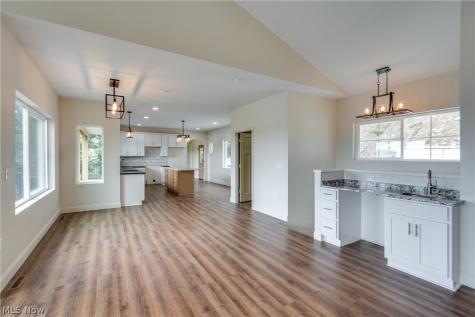 15 Huron Trail Malvern OH 44644
