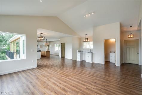 15 Huron Trail Malvern OH 44644