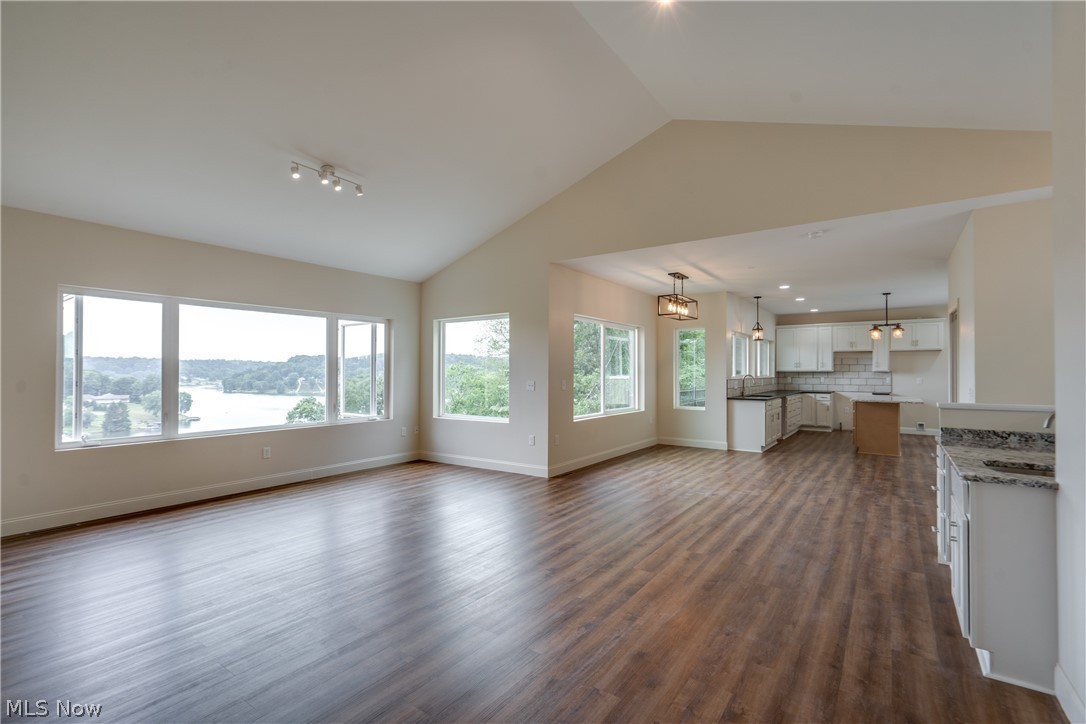 15 Huron Trail Malvern OH 44644