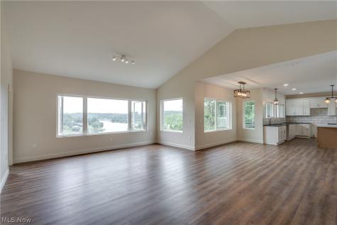 15 Huron Trail Malvern OH 44644