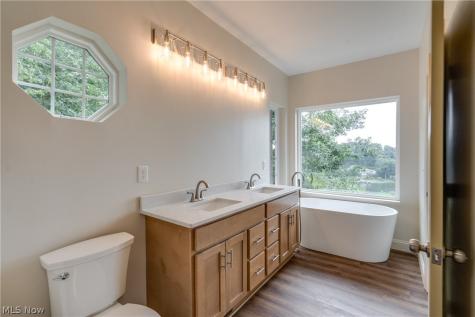 15 Huron Trail Malvern OH 44644