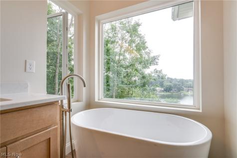 15 Huron Trail Malvern OH 44644