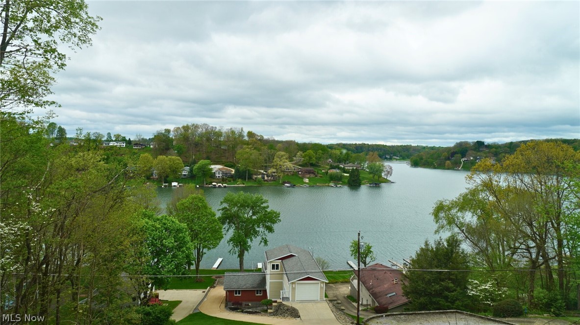 15 Huron Trail Malvern OH 44644