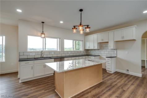 15 Huron Trail Malvern OH 44644