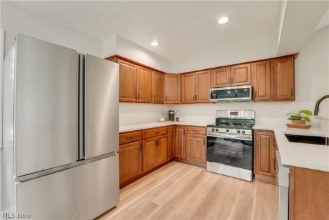 646 Ledge Road Macedonia OH 44056