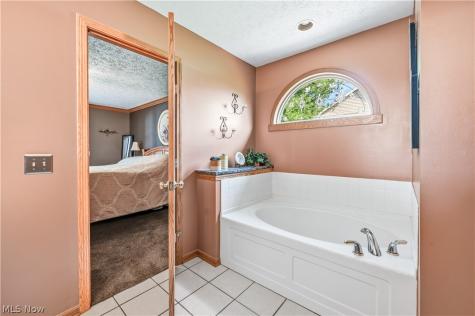 1009 E Reno Drive Louisville OH 44641