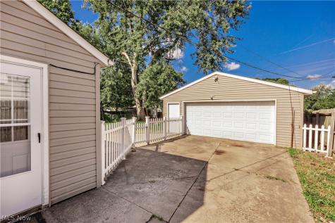 2215 Willowrow Avenue NE Canton OH 44705