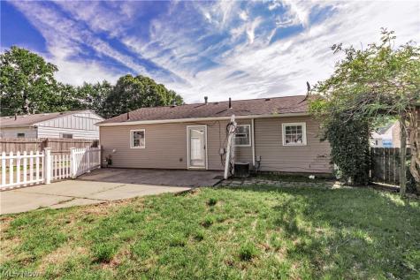 2215 Willowrow Avenue NE Canton OH 44705