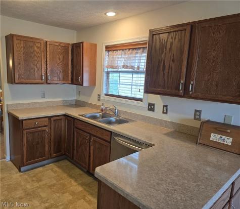 136 Haydens Arbor Elyria OH 44035