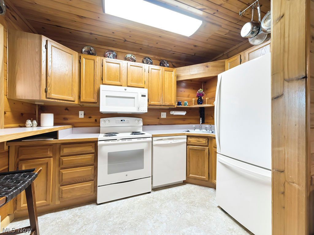 15472 Lakeshore Drive Burton OH 44021