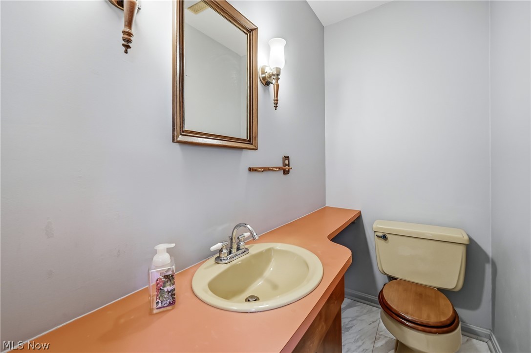 664 Perkinswood Boulevard NE Warren OH 44483