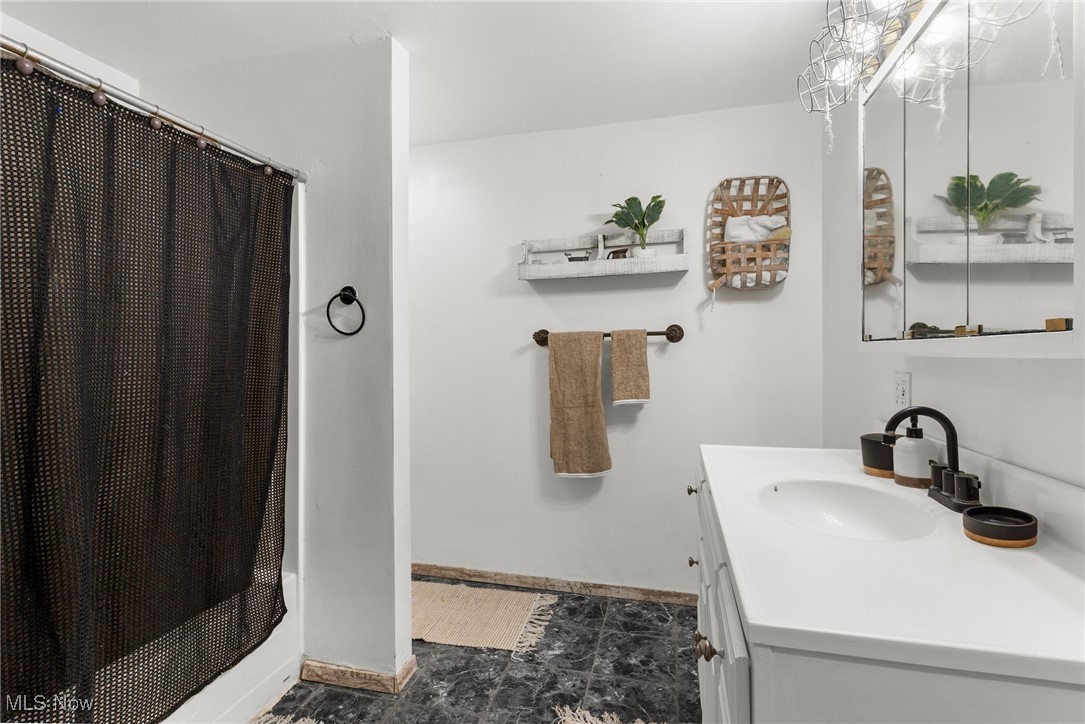 6206 Downs Road NW Warren OH 44481