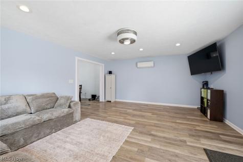 1253 Golden Gate Boulevard Mayfield Heights OH 44124