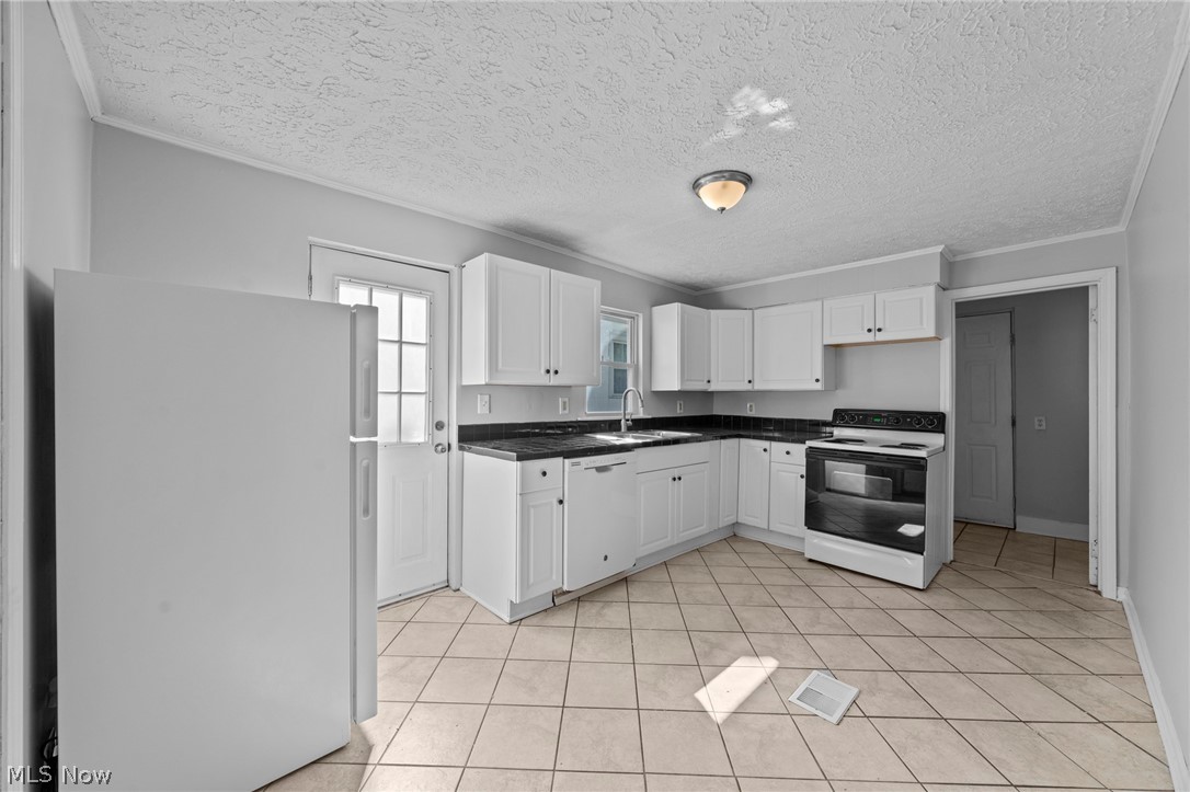 6103 W Clinton Avenue Cleveland OH 44102