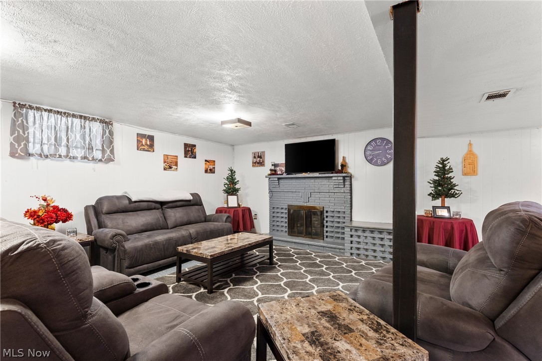 414 E Main Street Richmond OH 43944