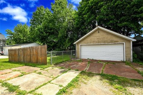 2221 9th Street SW Akron OH 44314