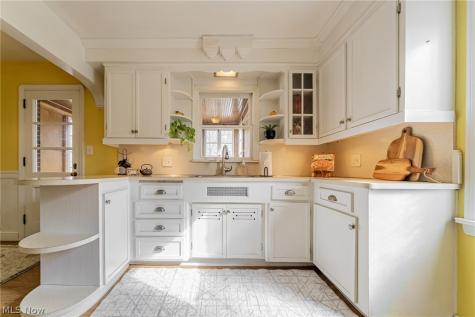 19605 Kewanee Avenue Cleveland OH 44119