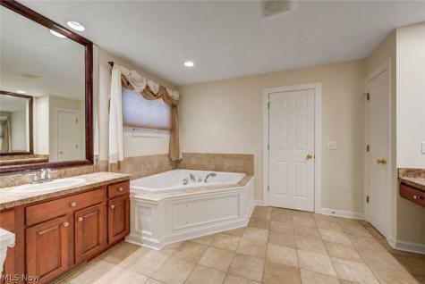 6424 Oak Point Estates Lorain OH 44053
