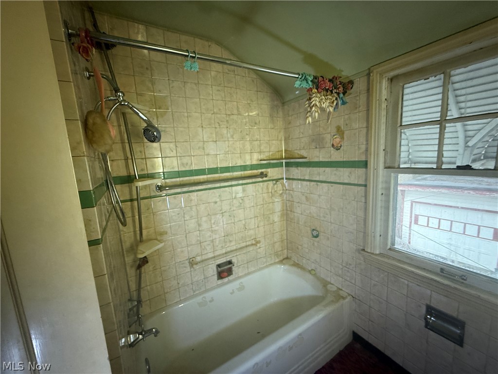 16803 Biltmore Avenue Cleveland OH 44128