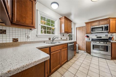 852 Englewood Road Cleveland Heights OH 44121