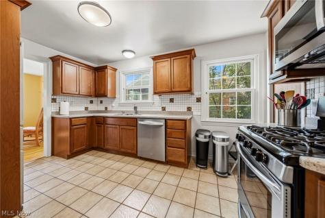 852 Englewood Road Cleveland Heights OH 44121