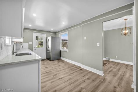 7198 Greenleaf Avenue Parma OH 44130