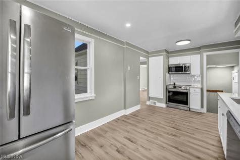 7198 Greenleaf Avenue Parma OH 44130