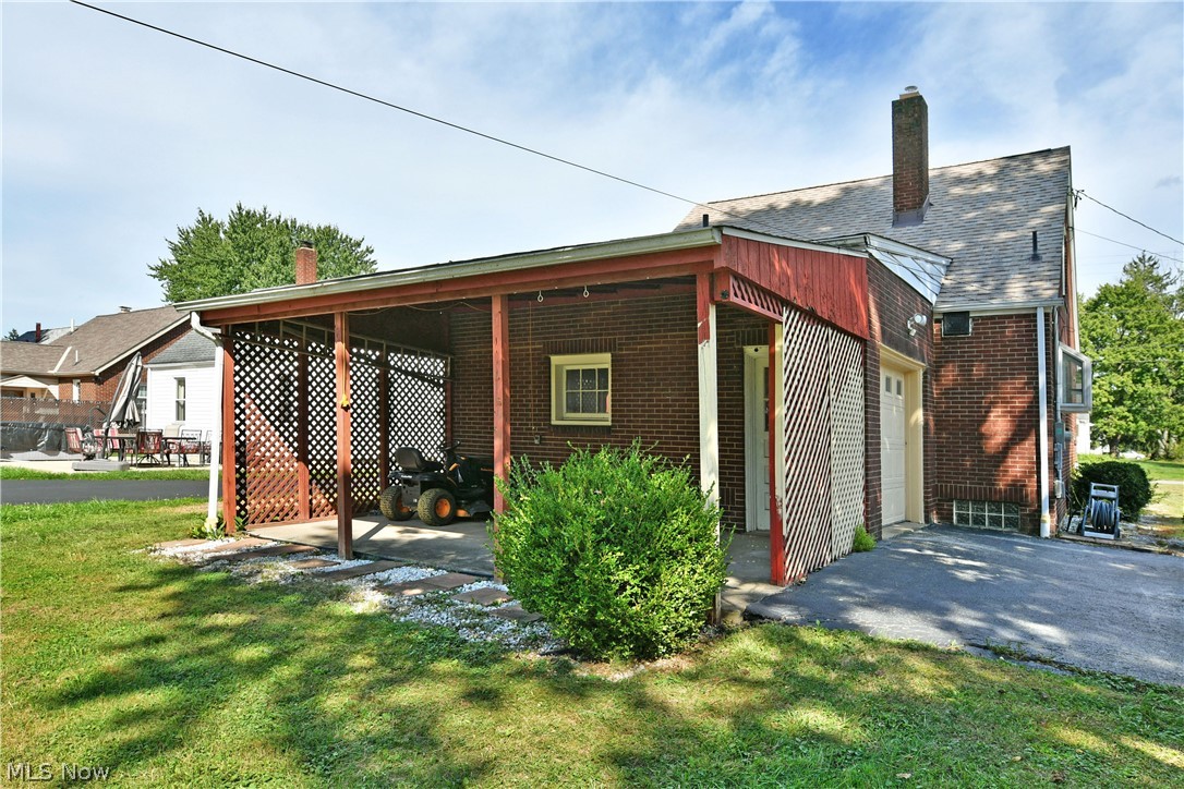 734 Central Parkway Avenue SE Warren OH 44484