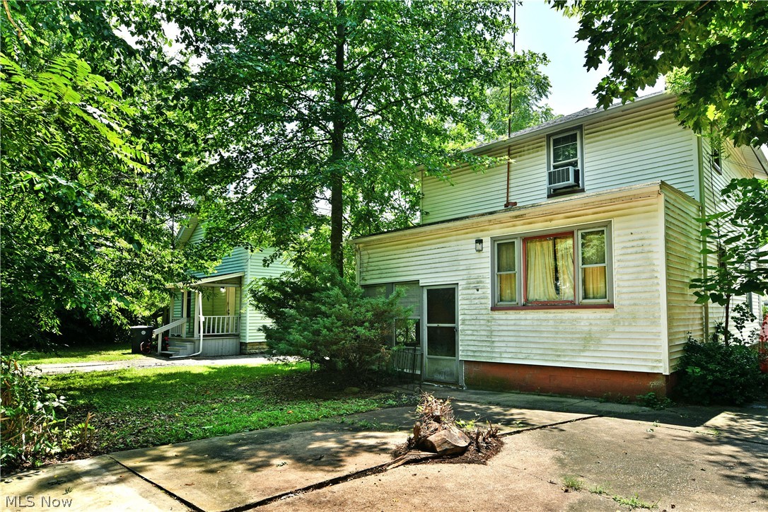 995 Glenwood Street NE Warren OH 44483