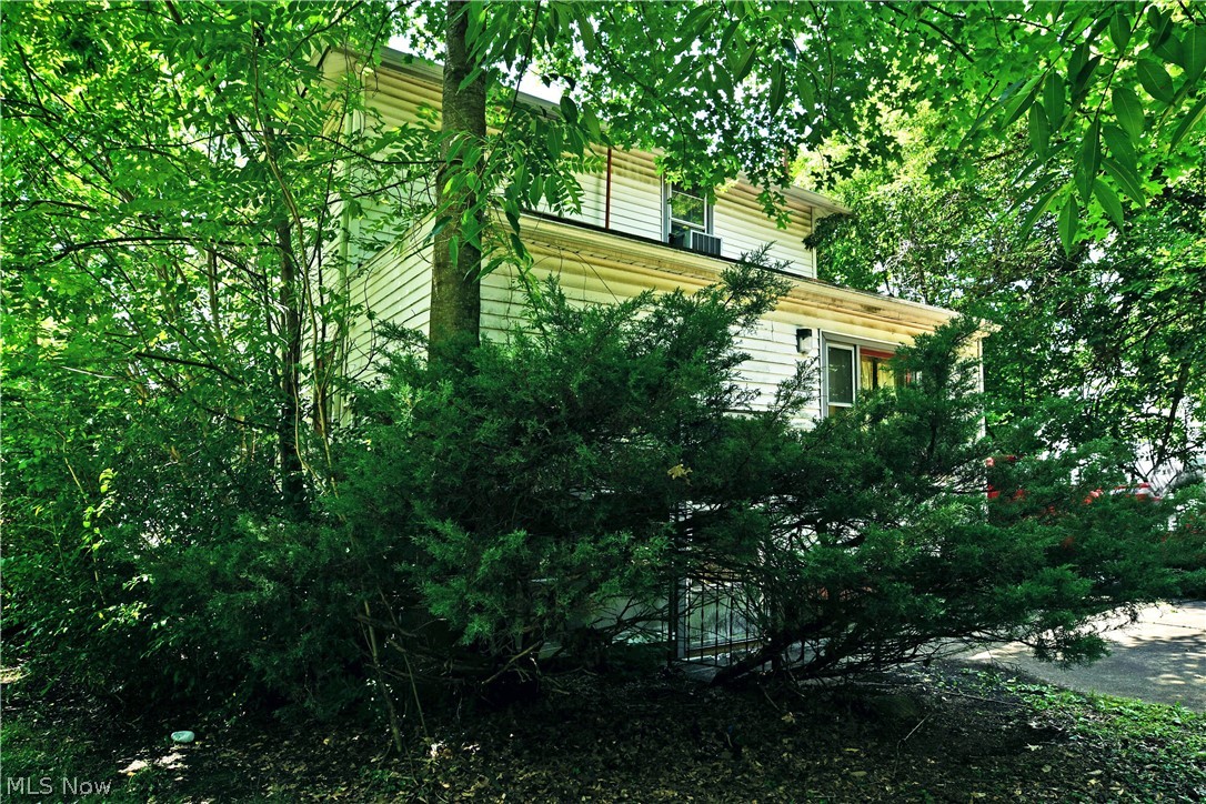 995 Glenwood Street NE Warren OH 44483