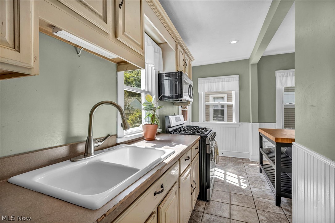 1593 Cohassett Avenue Lakewood OH 44107