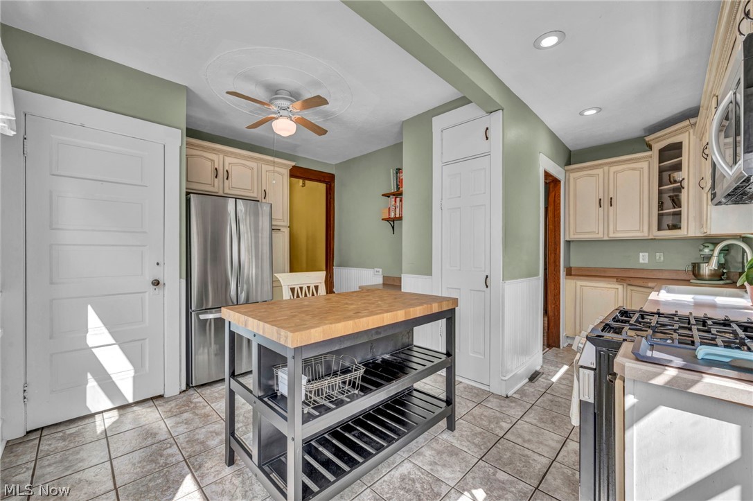 1593 Cohassett Avenue Lakewood OH 44107
