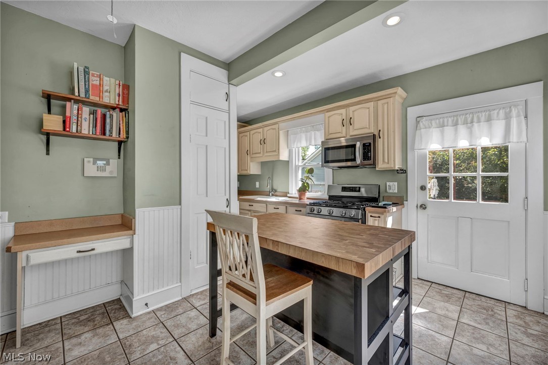 1593 Cohassett Avenue Lakewood OH 44107