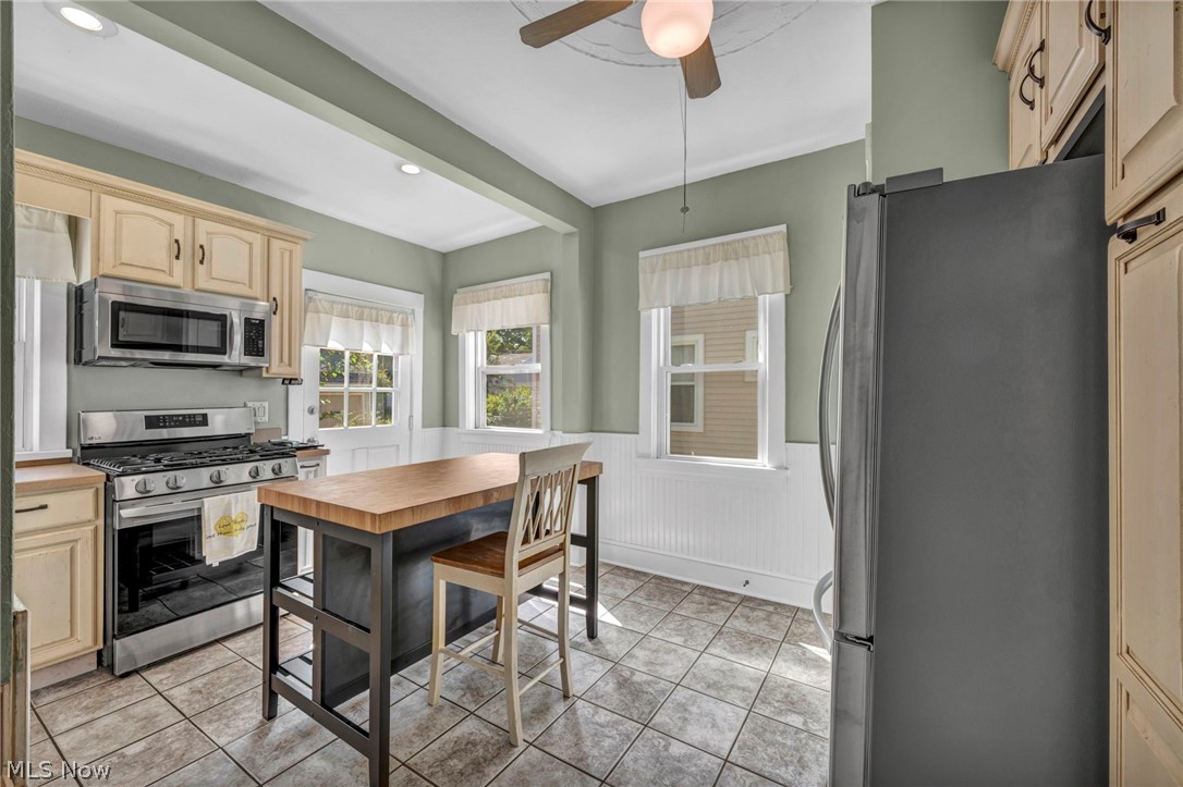 1593 Cohassett Avenue Lakewood OH 44107